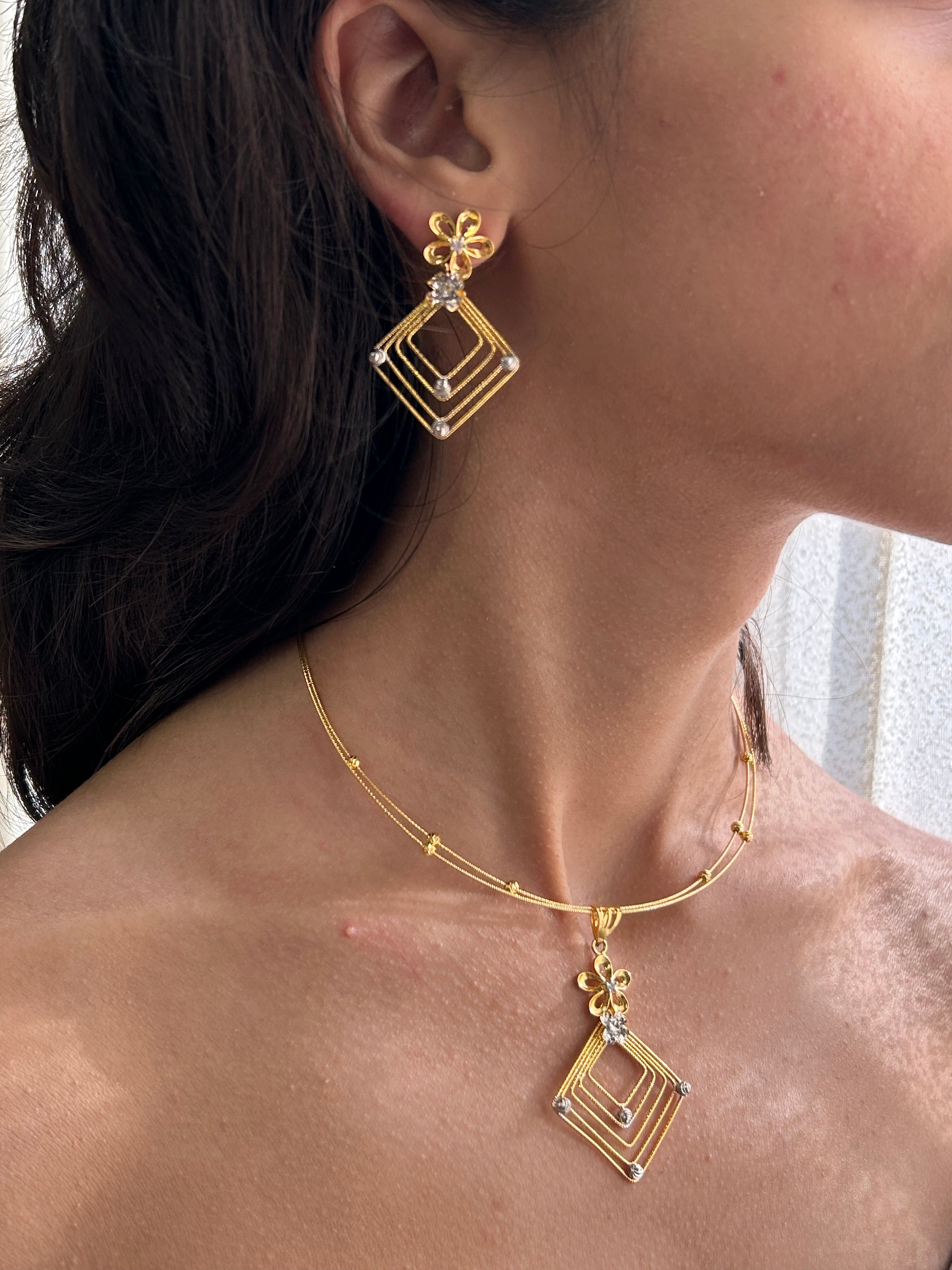 Fleur Geométrique Pendant Set