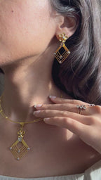 Fleur Geométrique Pendant Set